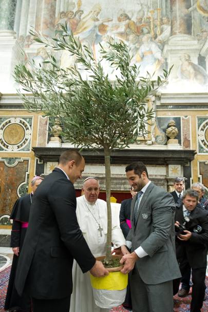 Il capitano azzurro Sergio Parisse (sin.) e argentino Juan Manuel Leguizamon donano al Papa un albero di ulivo. Afp
